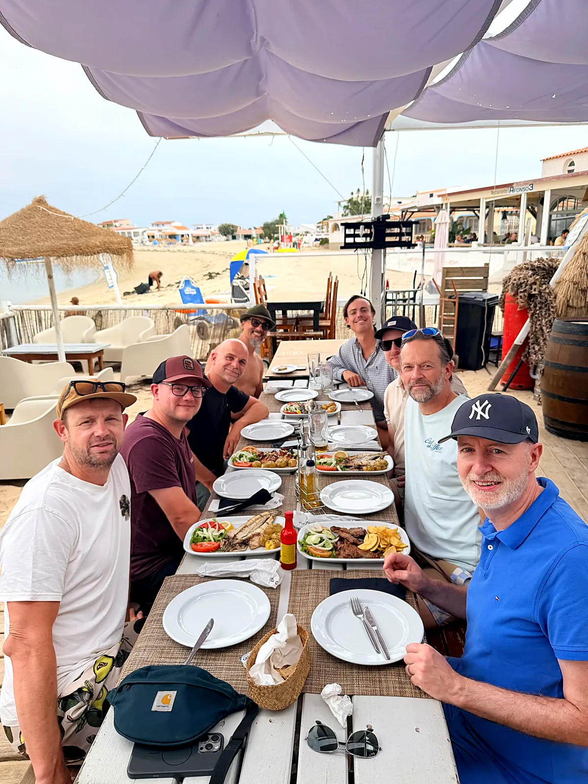 Lunch op het strand met het team