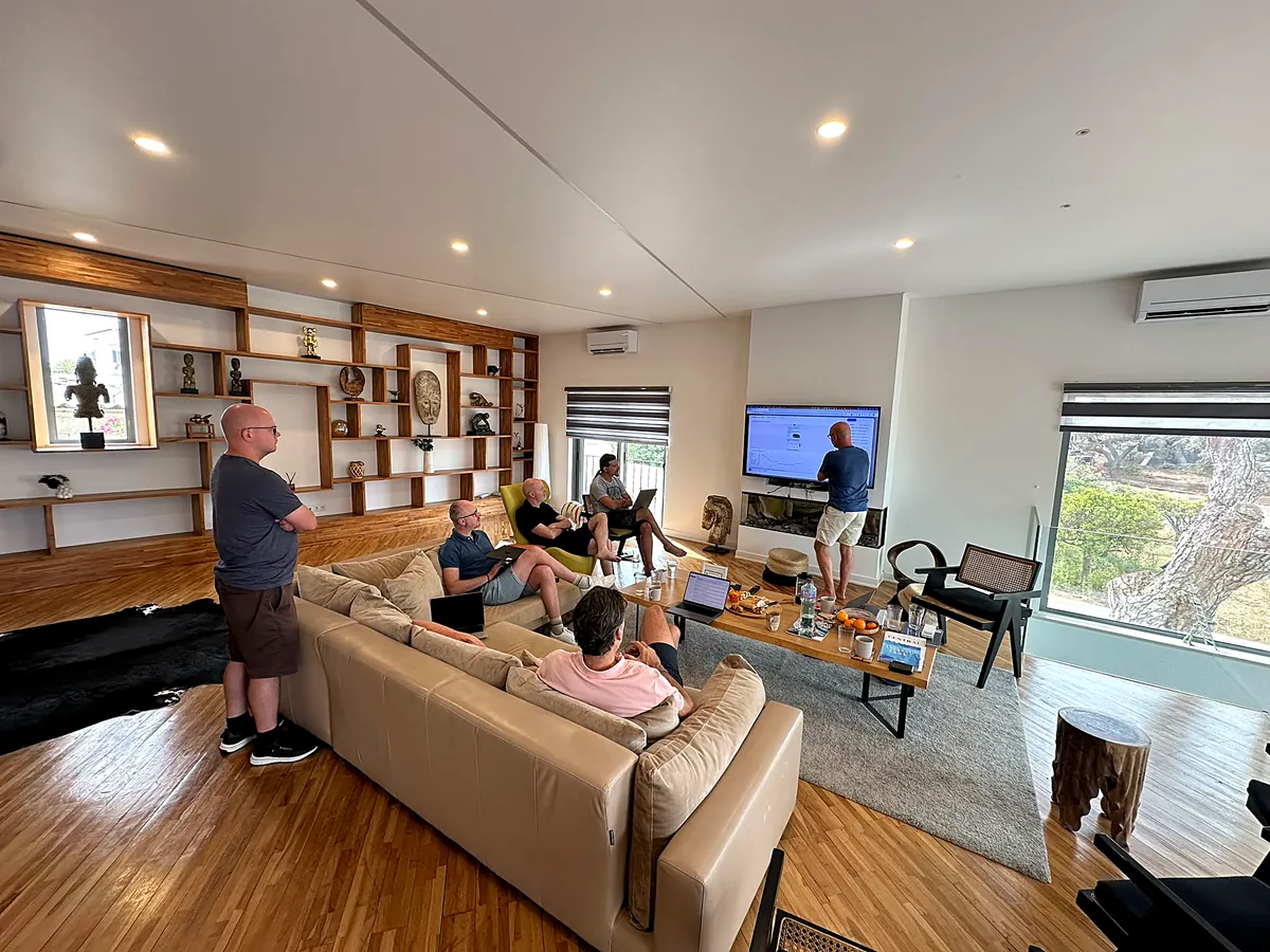 Het team in een werksessie tijdens de offsite