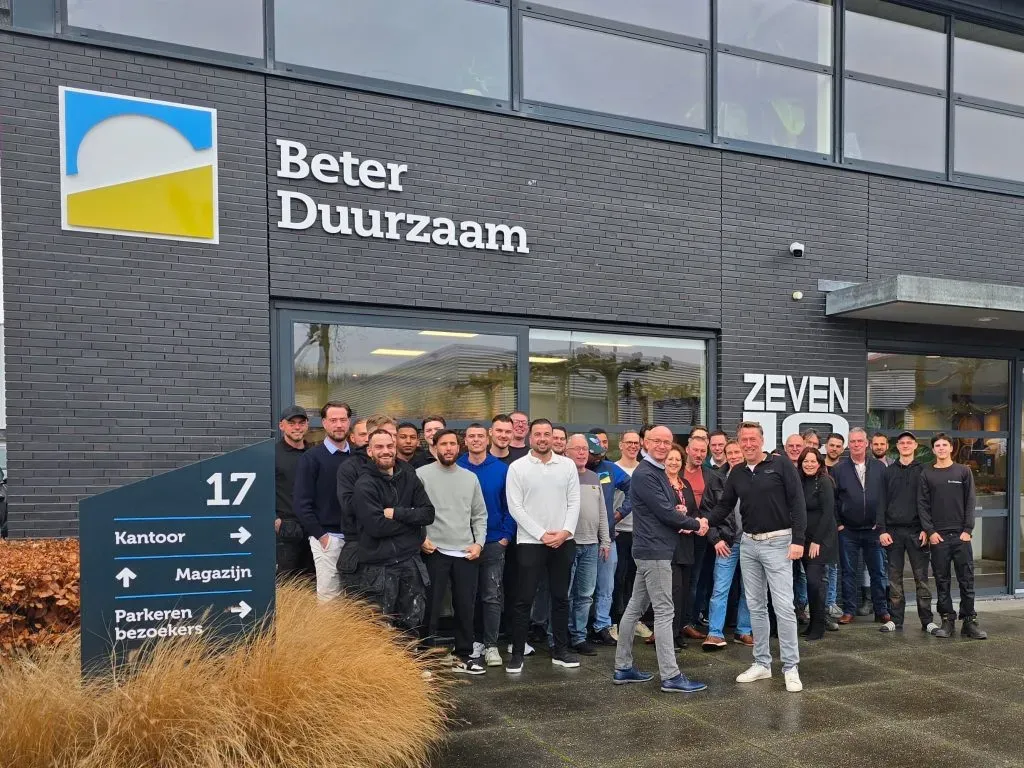 Das Team von Beter Duurzaam vor seinem Büro, zur Fallstudie über die Optimierung des Lead-Formulars von Beter Duurzaam mit Exatom